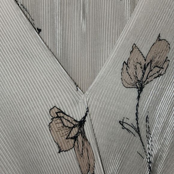 ASTR The Label Cream Beige Floral Print Cross Blouse Women's Size M - Picture 6 of 7